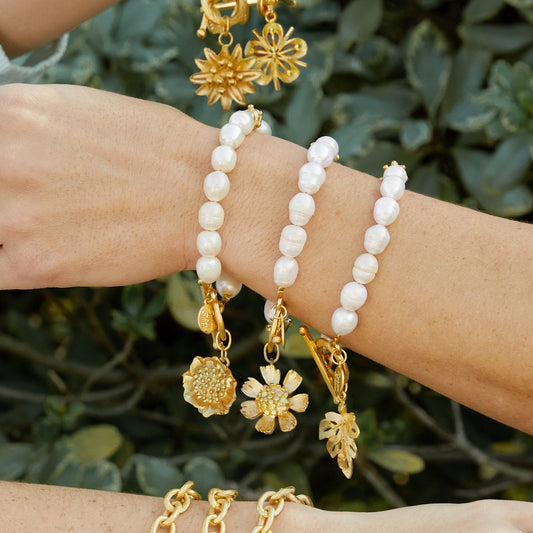 Elegant Pearl Bracelet in Buttercup Design