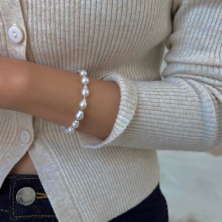 Elegant White Baroque Pearl Bracelet Design