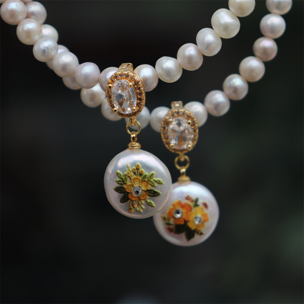 Hand-Painted Bee and Flower Pearl Clip Pendant