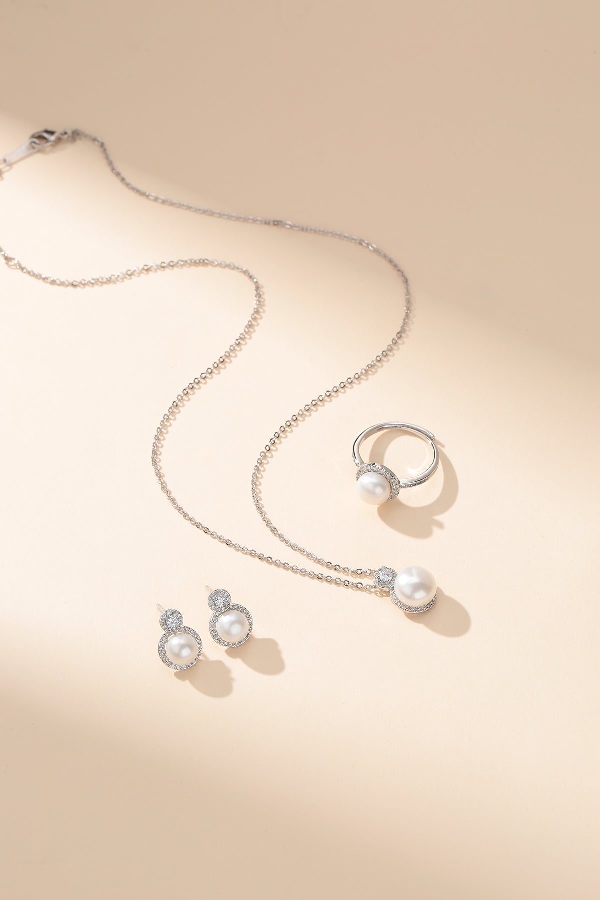 Button Pearl and Zirconia Jewelry Set in Silver