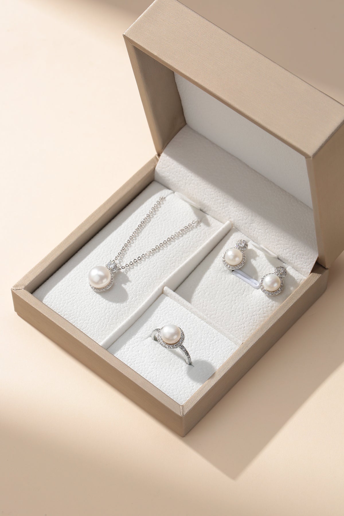 Button Pearl and Zirconia Jewelry Set in Silver