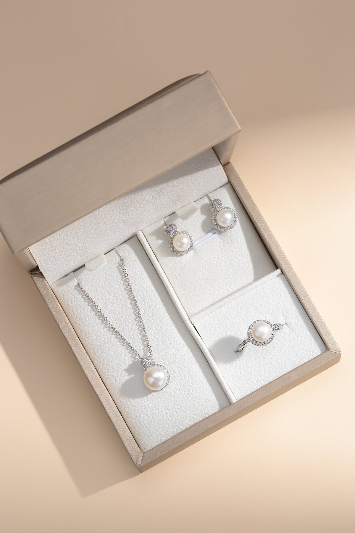 Button Pearl and Zirconia Jewelry Set in Silver