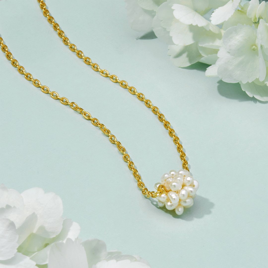 Delicate Pearl Cluster Necklace in Elegant Design