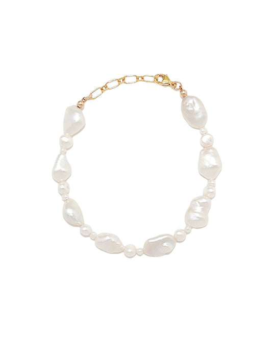 Elegant Pearly Dreams Bracelet in Silver