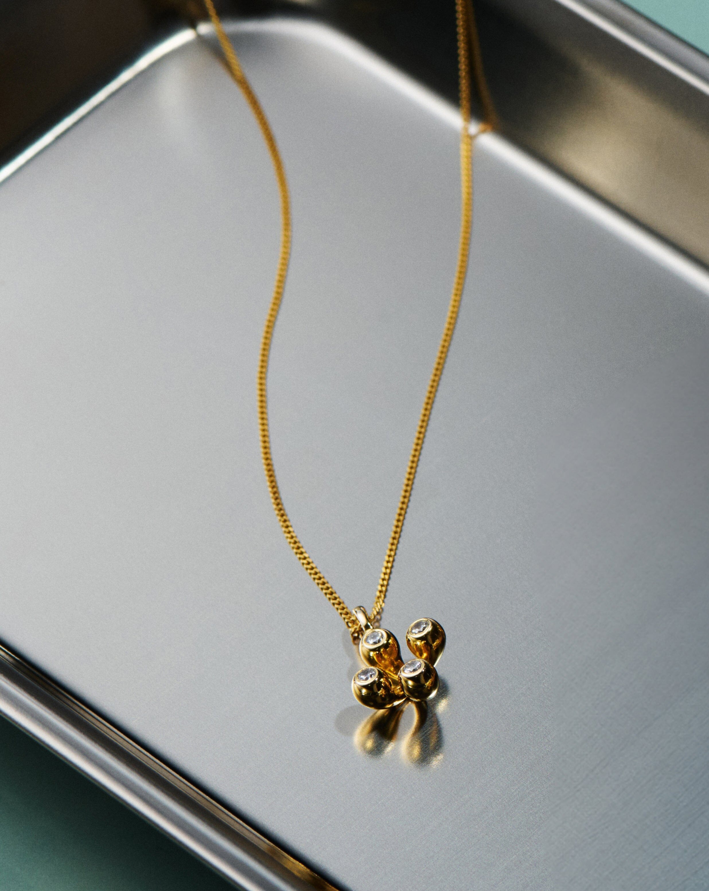 atom-pendant-necklace-18k-gold-vermeil-cubic-zirconia-necklaces-missoma-173389_c5e1635d-764a-402b-9c45-04db9dda18ec.jpg