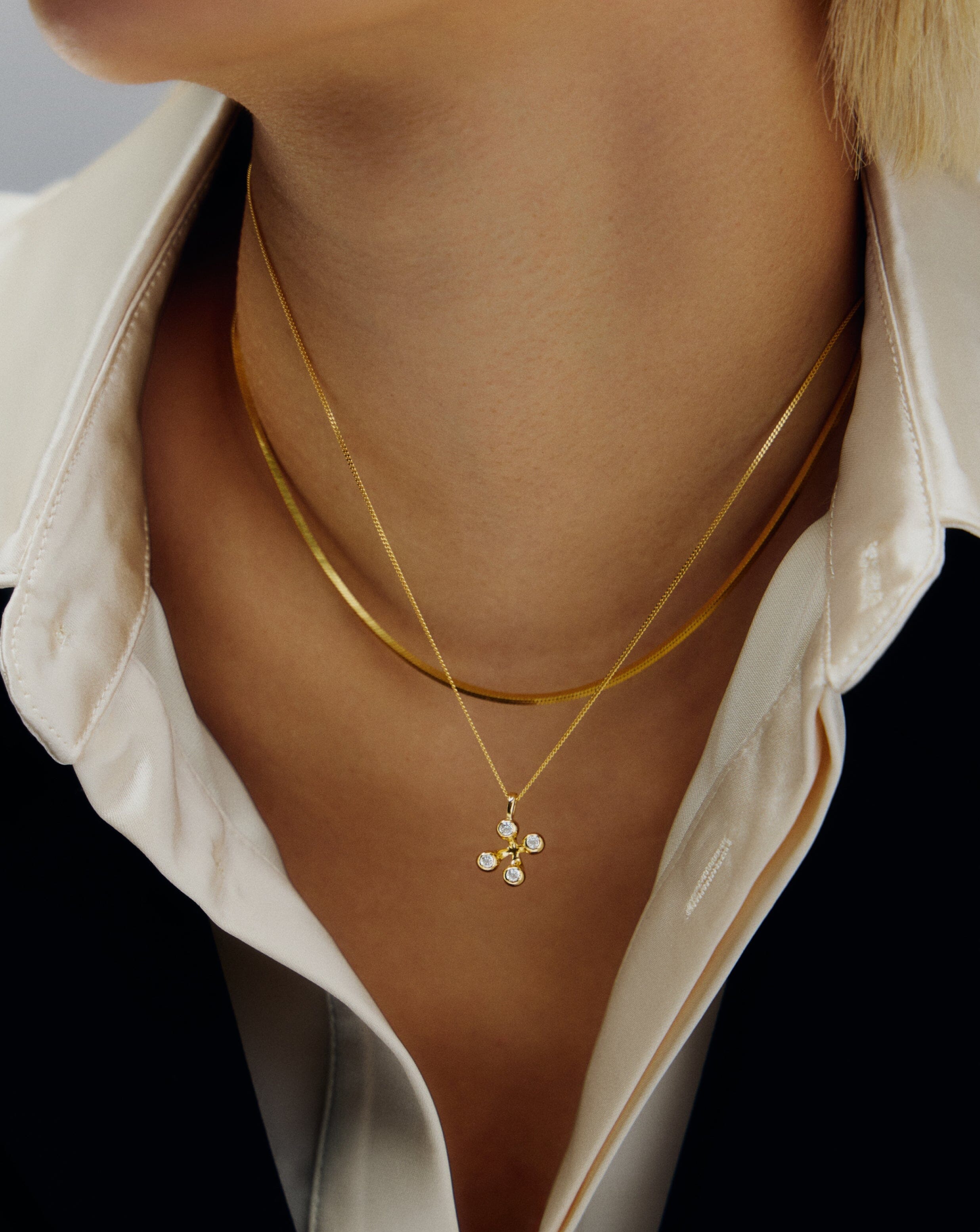 atom-pendant-necklace-18k-gold-vermeil-cubic-zirconia-necklaces-missoma-473041_bb781c72-bdbe-4458-89d8-92e3b5b16027.jpg