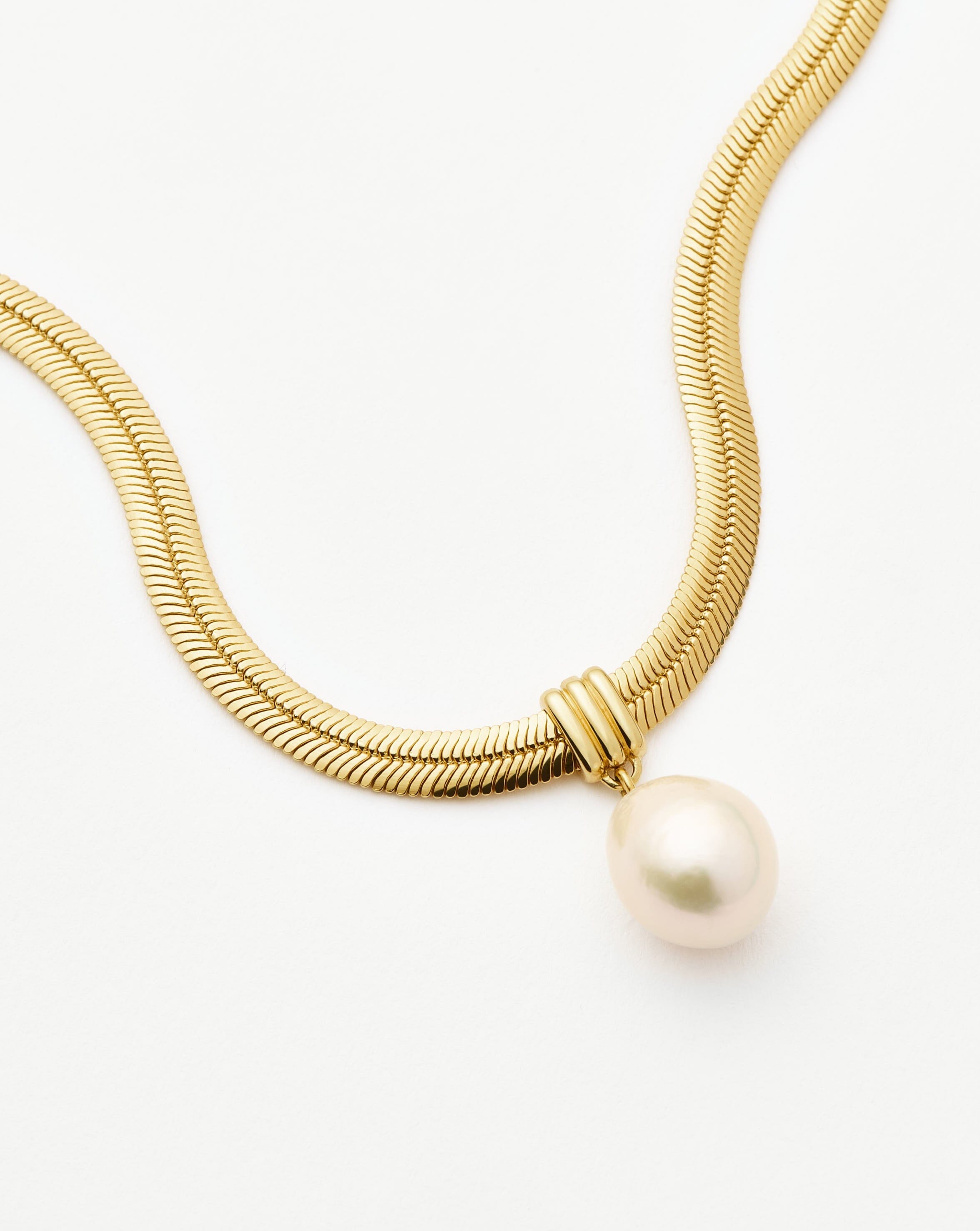 baroque-pearl-snake-chain-pendant-necklace-18k-gold-plated-vermeilpearl-necklaces-missoma-270960_fe3eea52-0017-4a6d-a684-108fd943b1d8.jpg