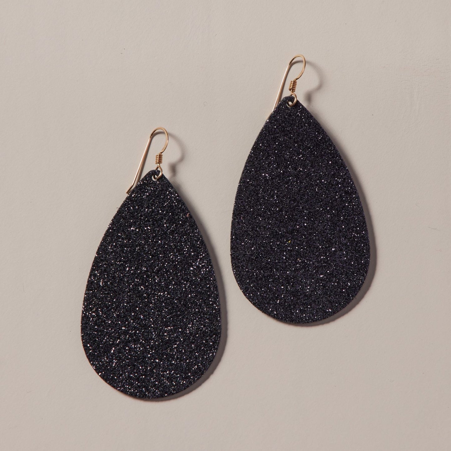 Sparkling Black Teardrop Earrings in Chic Design