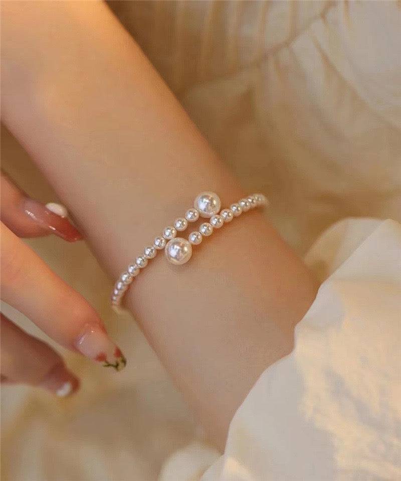 White Freshwater Pearl Bracelet with Timeless Design