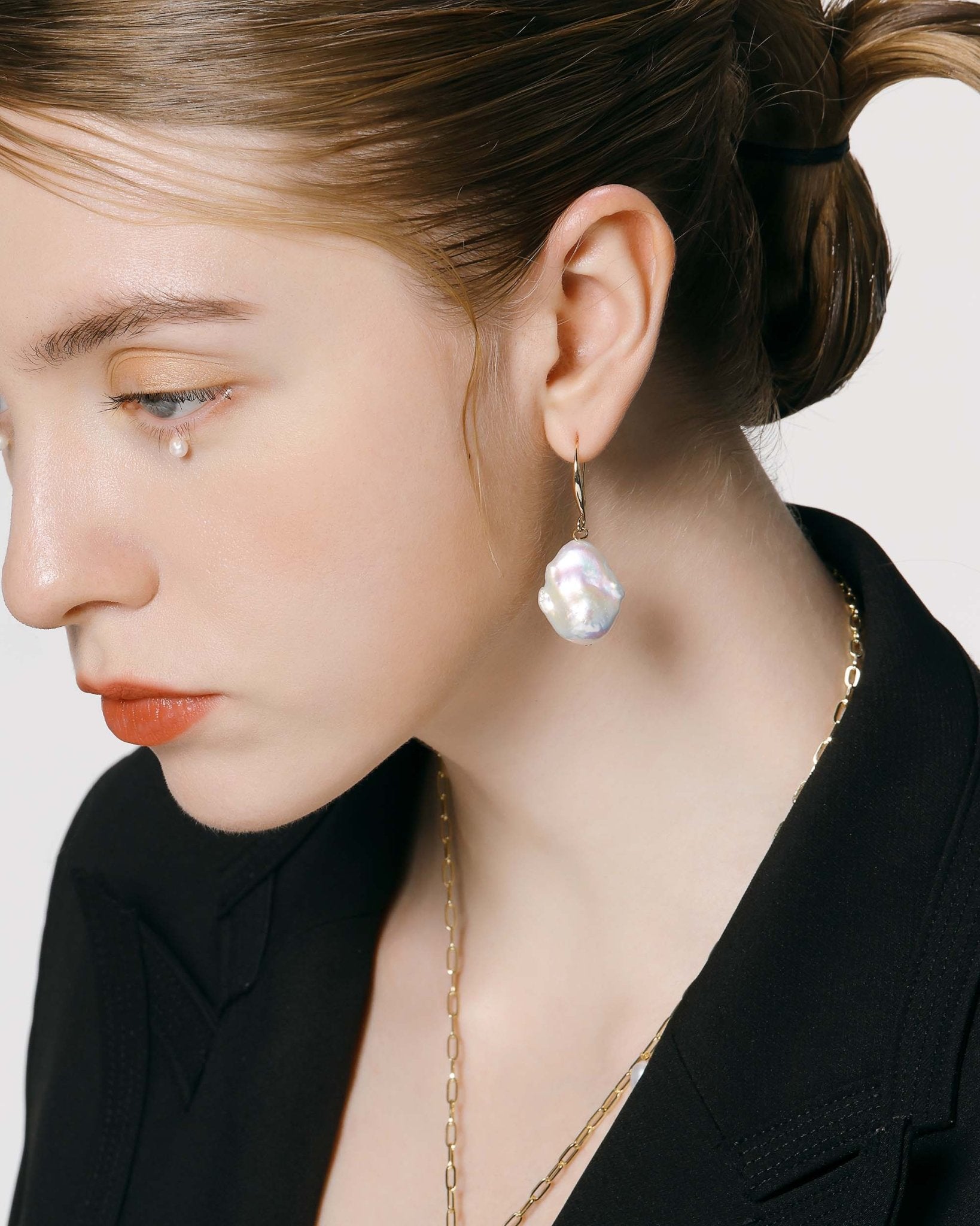 breaking-dawn-baroque-pearl-earring-679624_1c125571-24c4-424e-b26e-d6862635619c.jpg