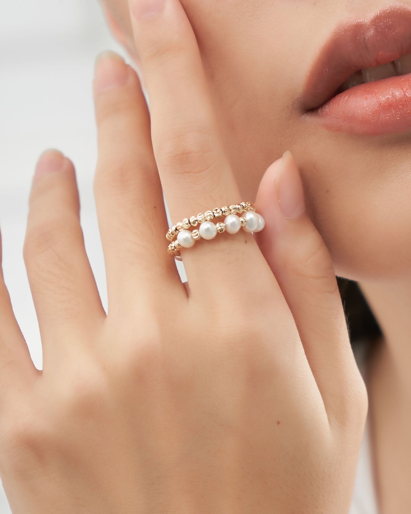 elegant-pearl-ring-on-elastic-173566_f2be33b2-0d29-4269-be26-1f24492219eb.jpg