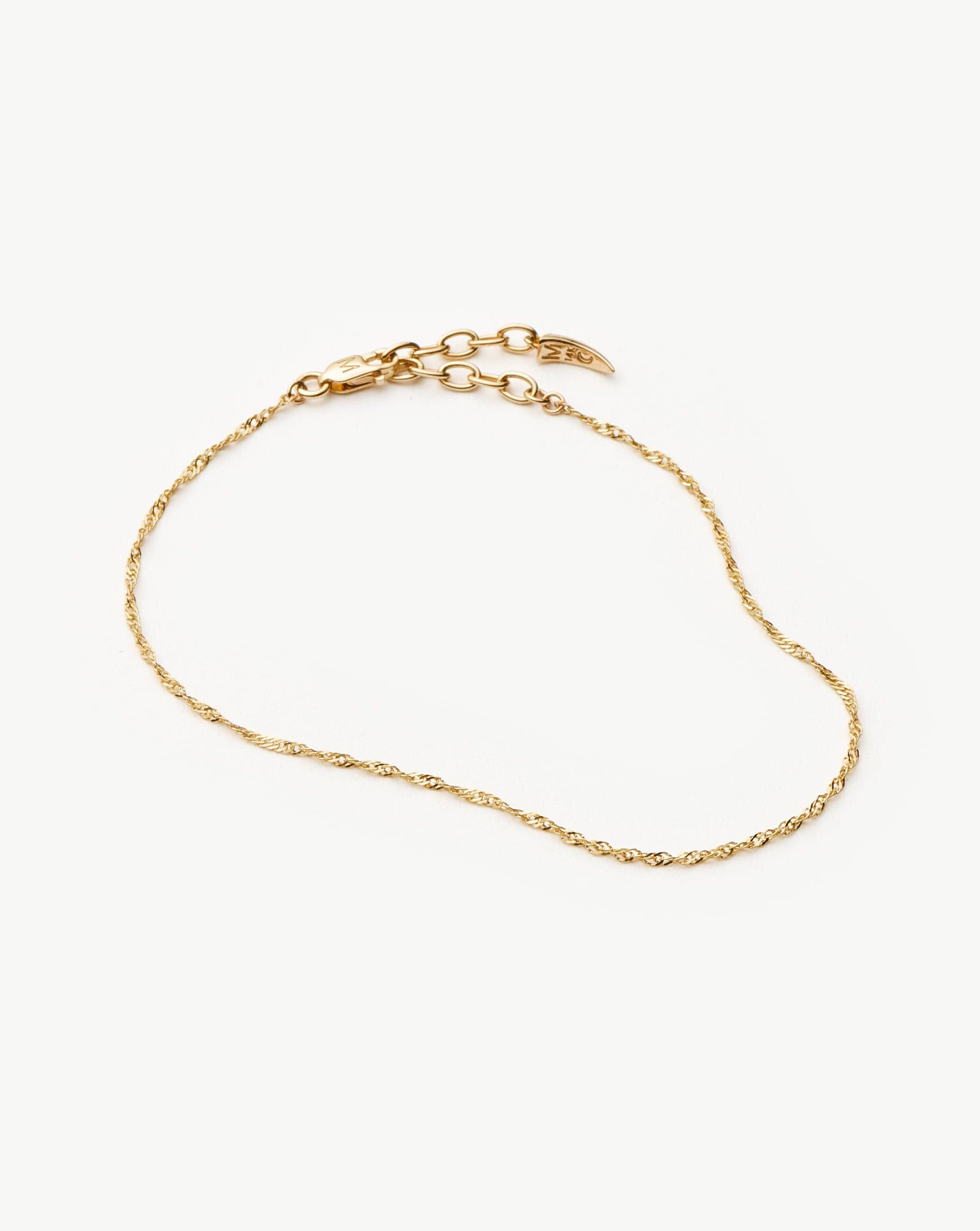 fine-twisted-chain-bracelet-14k-solid-gold-bracelets-missoma-160146_41002b72-2c9d-4654-9a27-0aee458f370b.jpg