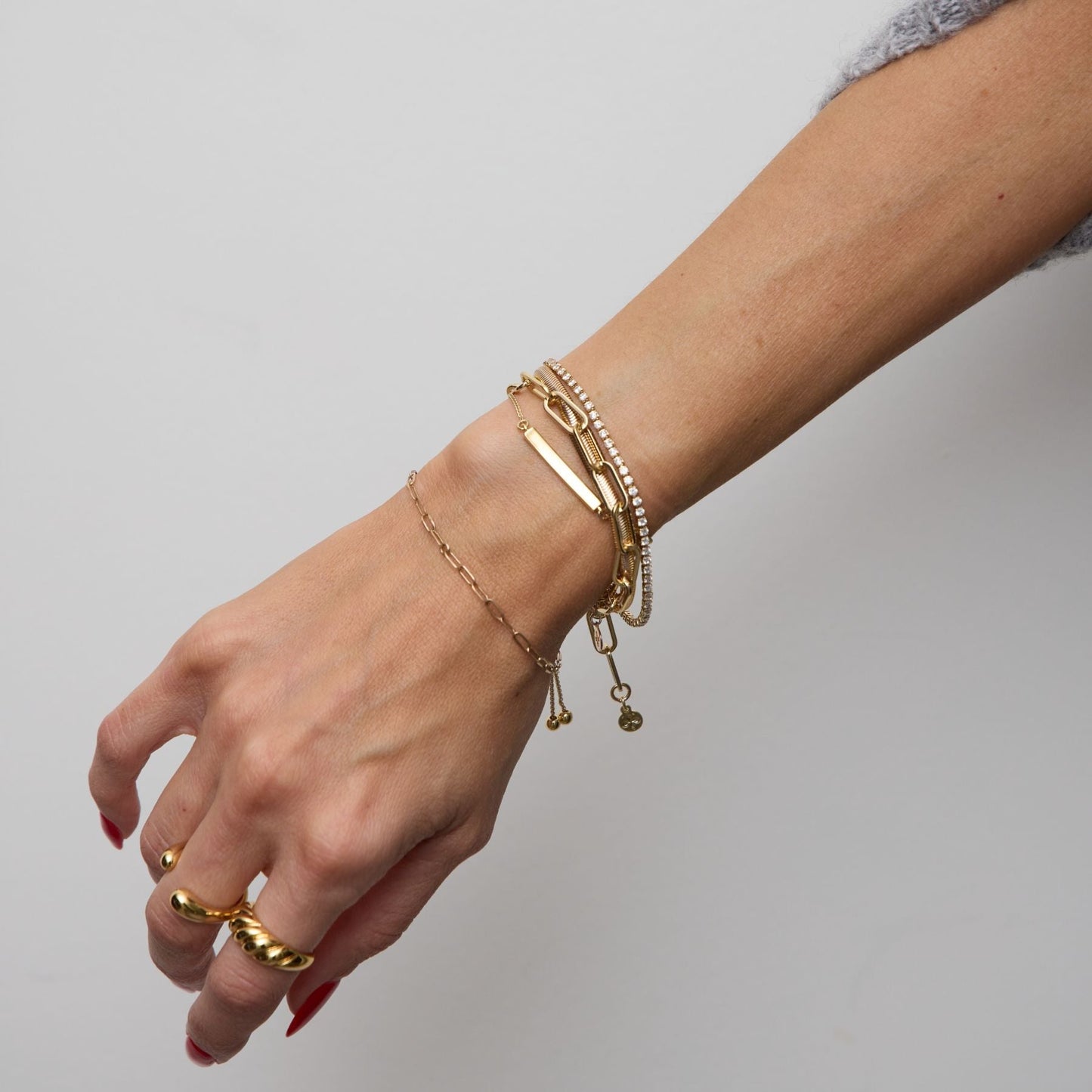 Elegant Gold Bar Bolo Bracelet Design