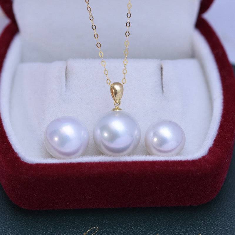 Classic Pearl Pendant Necklace in 18K Gold