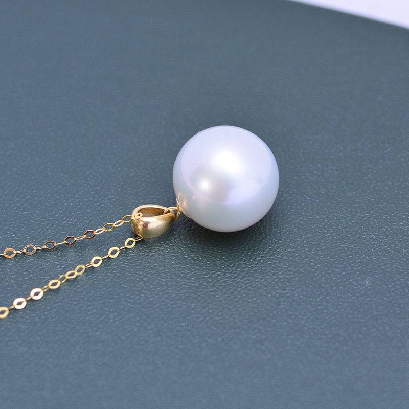 Classic Pearl Pendant Necklace in 18K Gold