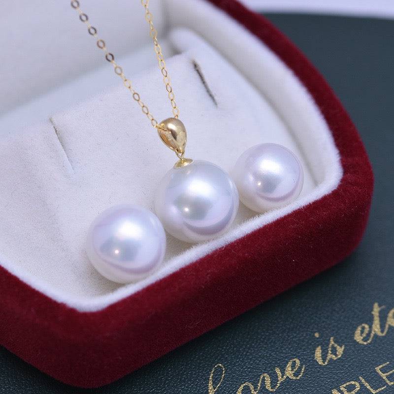 Classic Pearl Pendant Necklace in 18K Gold