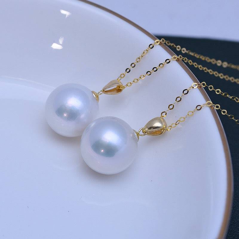 Classic Pearl Pendant Necklace in 18K Gold