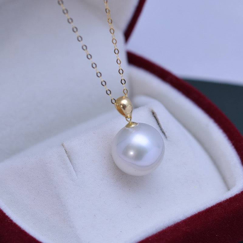 Classic Pearl Pendant Necklace in 18K Gold