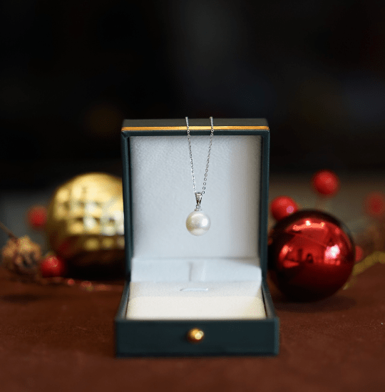 Classic Pearl Pendant Necklace in 18K Gold