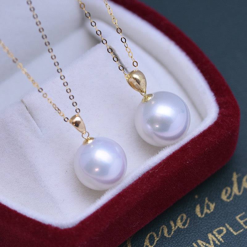 Classic Pearl Pendant Necklace in 18K Gold