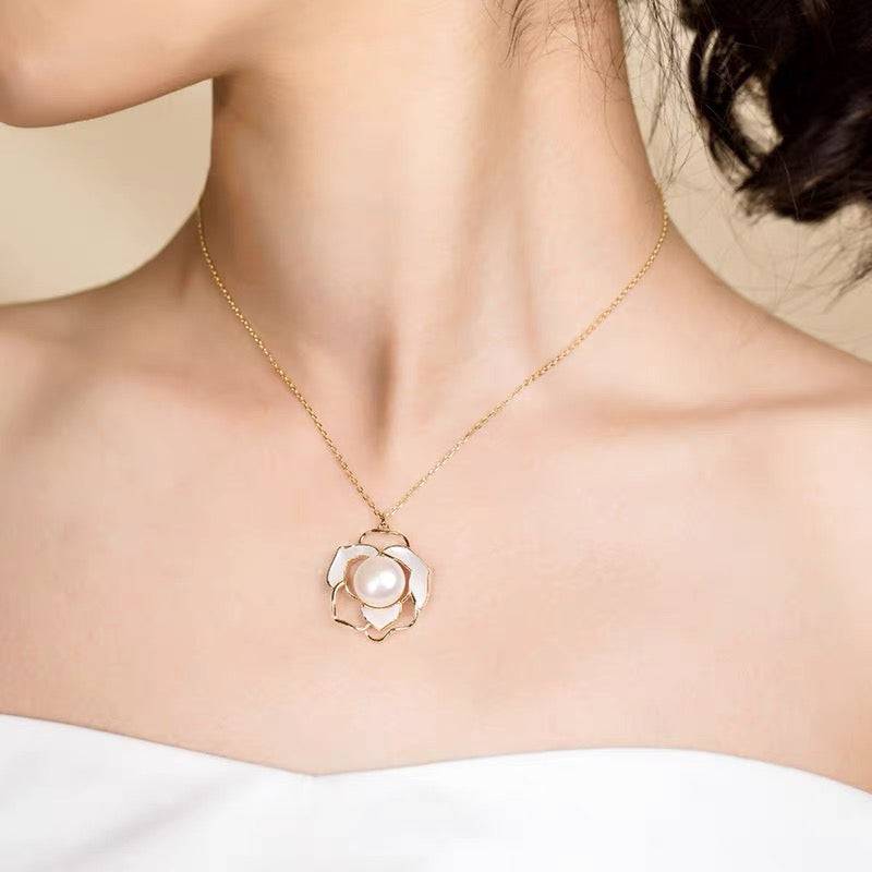 White Mother of Pearls Necklace in Gold Vermeil