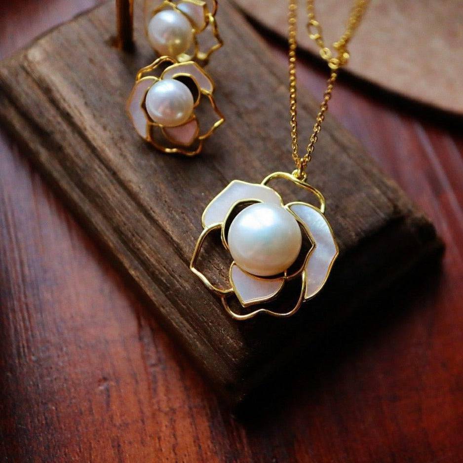 White Mother of Pearls Necklace in Gold Vermeil