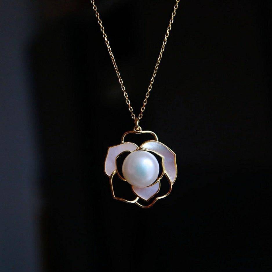 White Mother of Pearls Necklace in Gold Vermeil