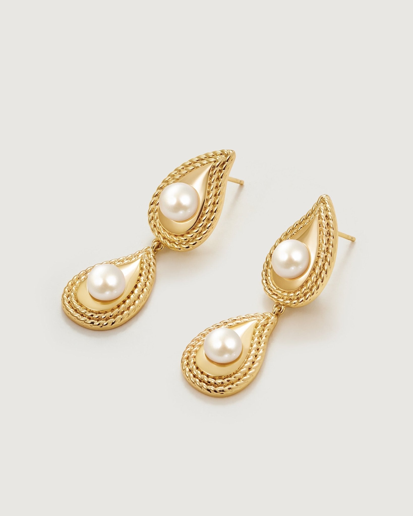 teardrop-pearl-earring-161441_5cf6ced2-478b-4ff7-b624-28862519f75e.jpg