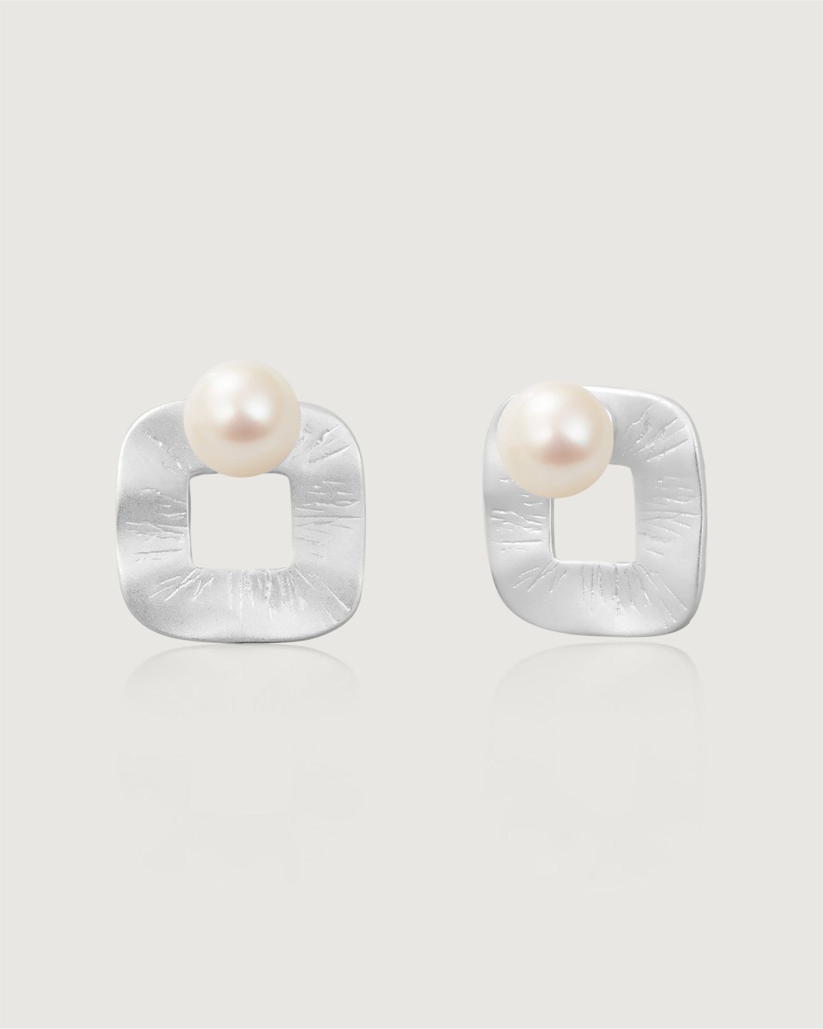 white-magnolia-pearl-earring-766571_63d0ccc1-2654-46af-a9db-cecc83a939d2.jpg