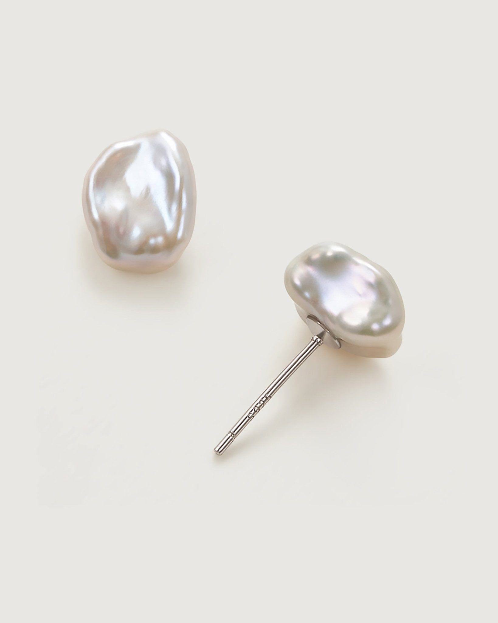 White Petals Pearl Earring