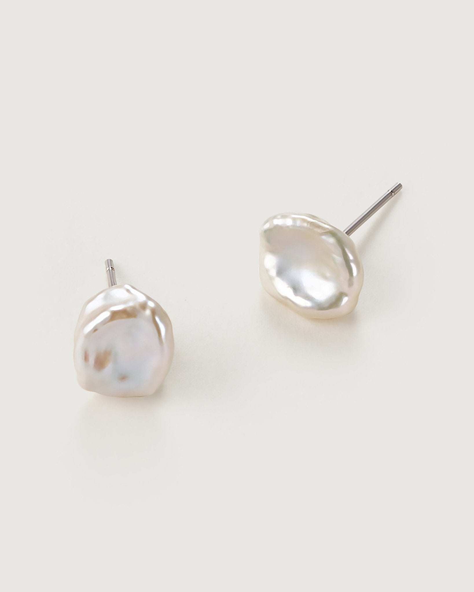 white-petals-pearl-earring-302204_024eb283-971e-4ee8-b24d-1ed280f8697c.jpg