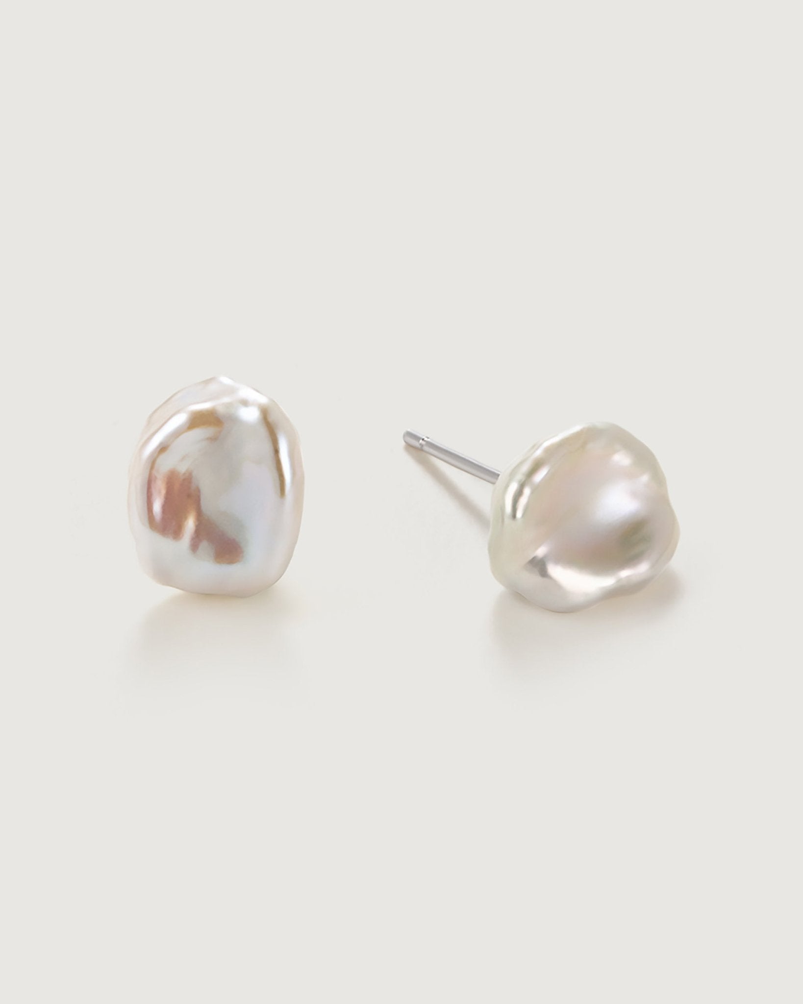 White Petals Pearl Earring